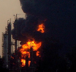 Attack shuts Iraq’s largest oil refinery, kills 1