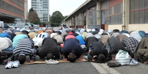 muslim praying in paris 17.9.2011