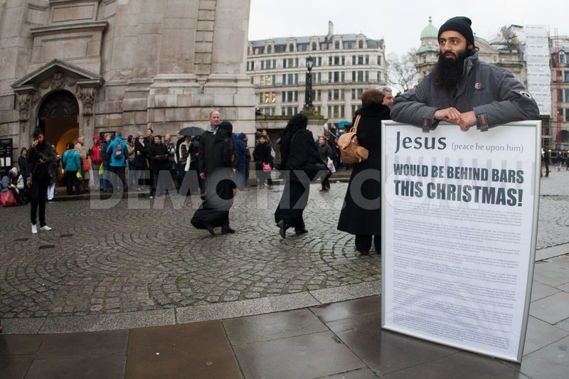 choudary-holds-christmas-debate-stunt-st-pauls-cathedral-in-london