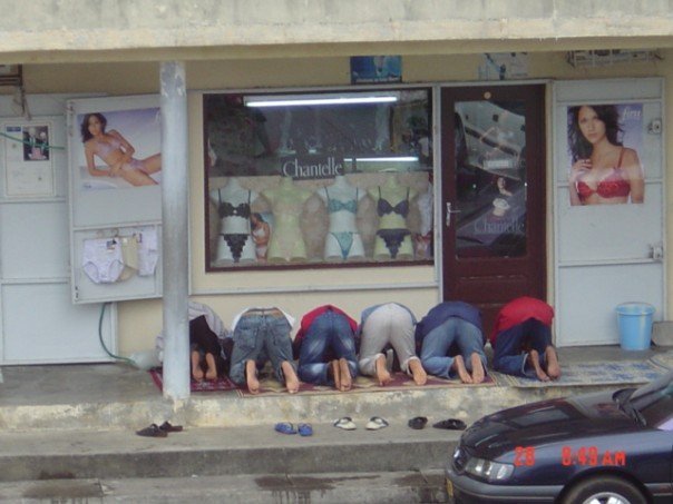 muslim-praying-before-the-slip-something-on