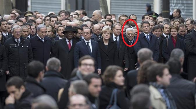 Abbas smiles at paris march
