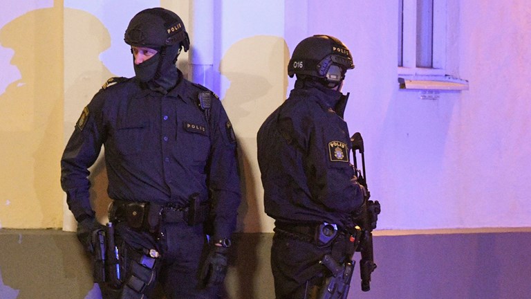 [Image: swede-police-guard-police-stations.jpg]